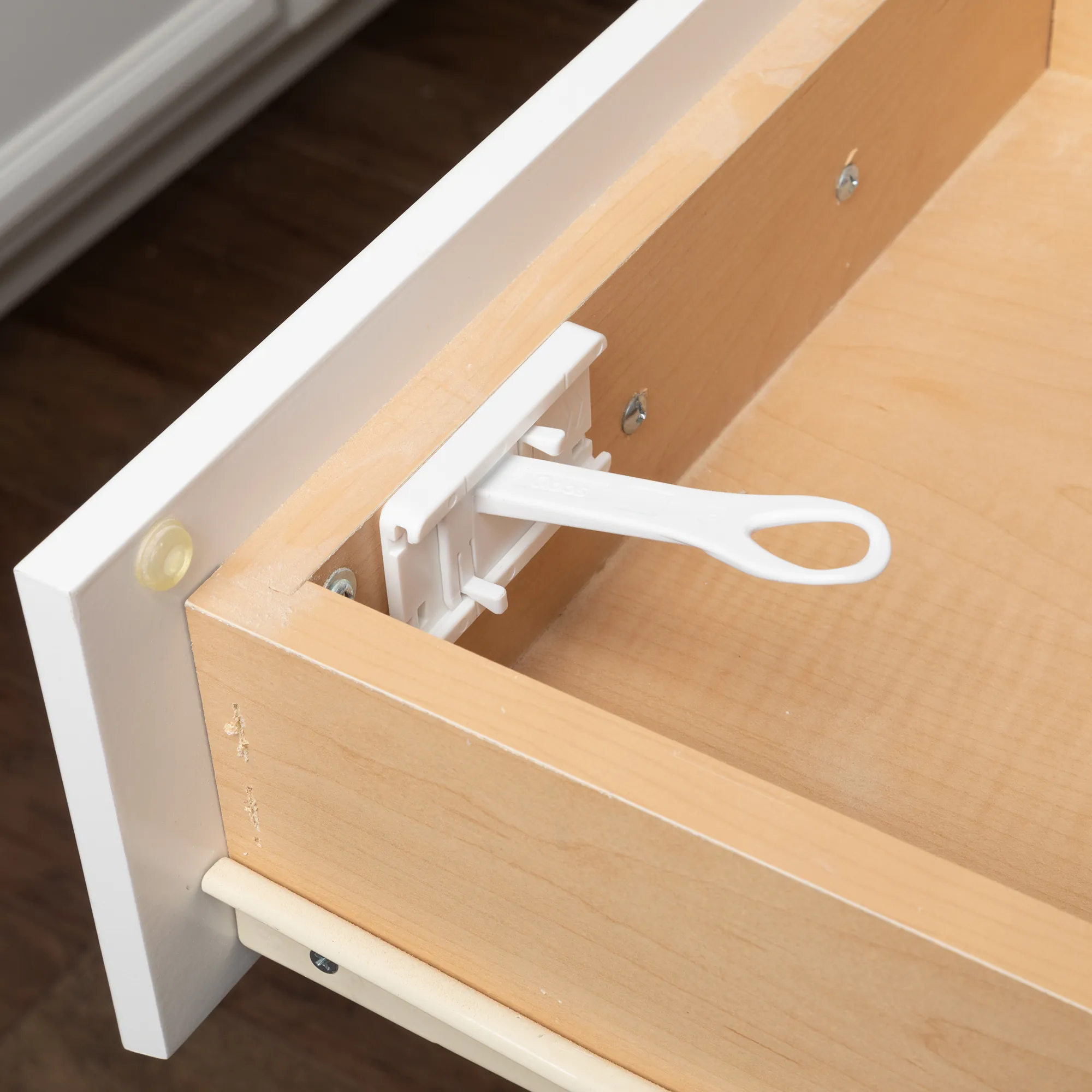 Qdos SureCatch Top Drawer Adhesive Latches (4 Pack)
